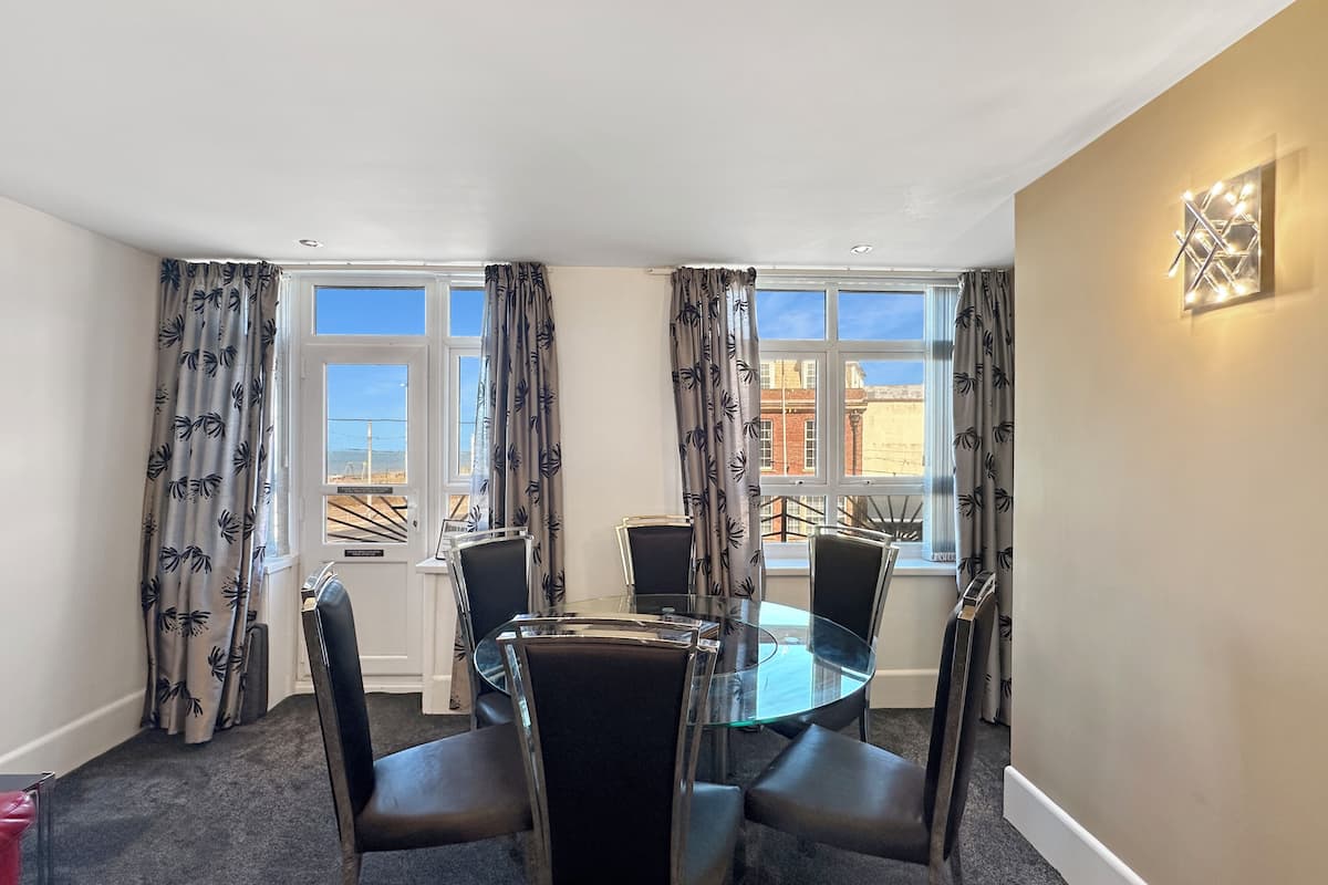 03 Duchess Suite 5-Star, 2 Bedrooms, Sea View, Beachfront (plus 1 free baby) | Área de sala de estar | Smart TV de 50 pulgadas con canales digitales y Netflix