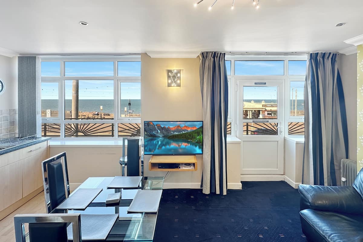 01 Ocean View Suite 4-Star, 1 Bedroom, Sea View, Beachfront (plus 1 free baby) | Área de sala de estar | Smart TV de 50 pulgadas con canales digitales y Netflix