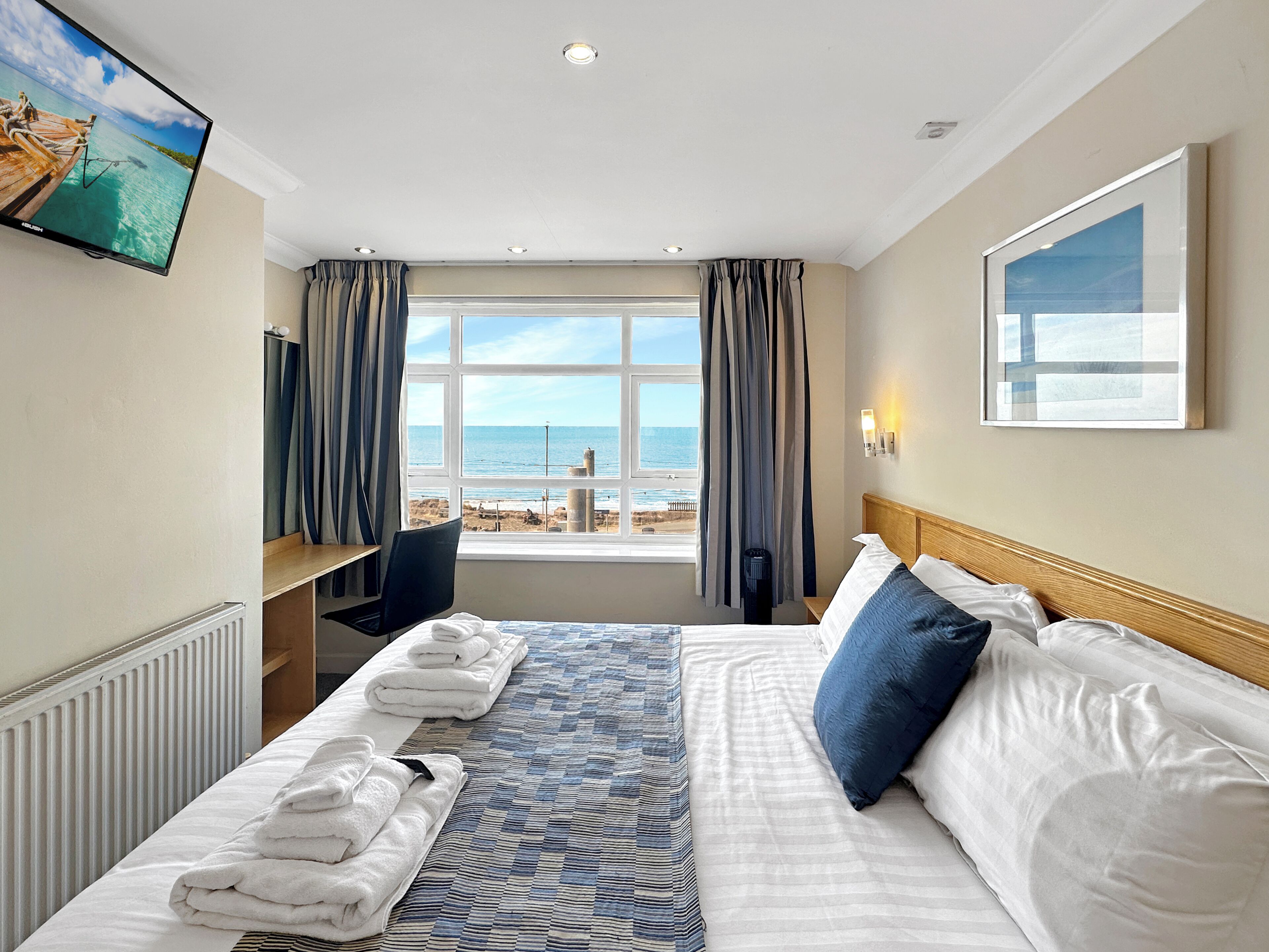 06 Sunset Suite 4-Star, 2 Bedrooms, Sea View, Beachfront (plus 1 free baby) | Caja fuerte, cortinas opacas, sistema de insonorización