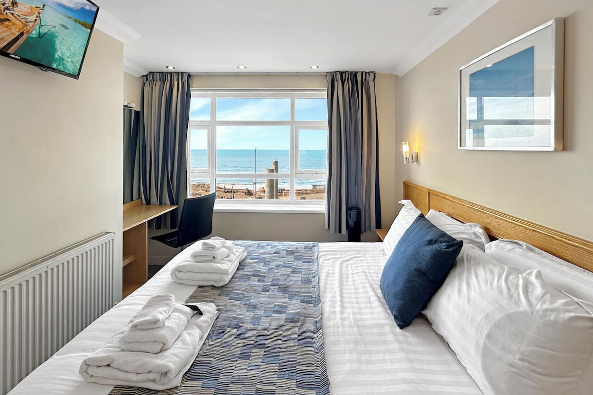 06 Sunset Suite 4-Star, 2 Bedrooms, Sea View, Beachfront (plus 1 free baby) | Caja de seguridad en la habitación, cortinas blackout y insonorización