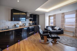 Refrigerador con freezer, microondas, horno, placa de cocina