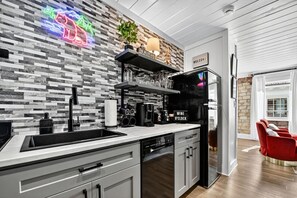 Mikrobølgeovn, ovn, kokeplater og oppvaskmaskin