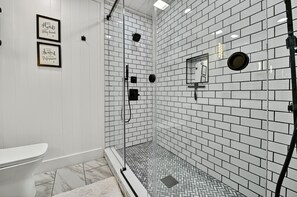 Een douche, een haardroger, handdoeken, zeep