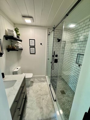 Dusj, hårføner, håndklær og såpe