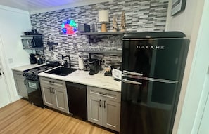 Micro-ondes, four, plaque de cuisson, lave-vaisselle