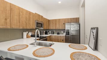 Køleskab, mikrobølgeovn, ovn, kogeplade