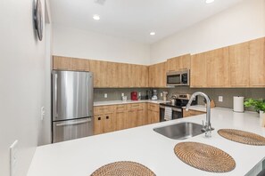 Microwave, oven, stovetop, dishwasher - Comfortable 2BR • Mins to Universal & More (Orlando)