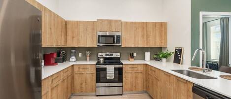 Micro-ondes, four, plaque de cuisson, lave-vaisselle