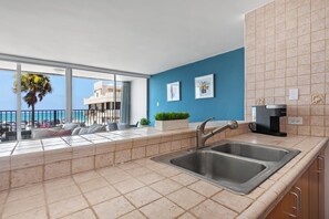 Apartment | 1 bedroom - Beachfront Bliss Ocean Vistas Onsite Parking (San Juan)