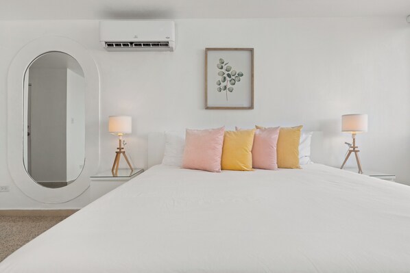 Apartment | 1 bedroom - Beachfront Bliss Ocean Vistas Onsite Parking (San Juan)