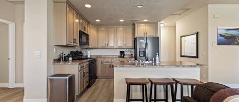 Frigorífico, microondas, horno y placa de cocina