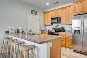 Een koelkast, een magnetron, een oven, een kookplaat