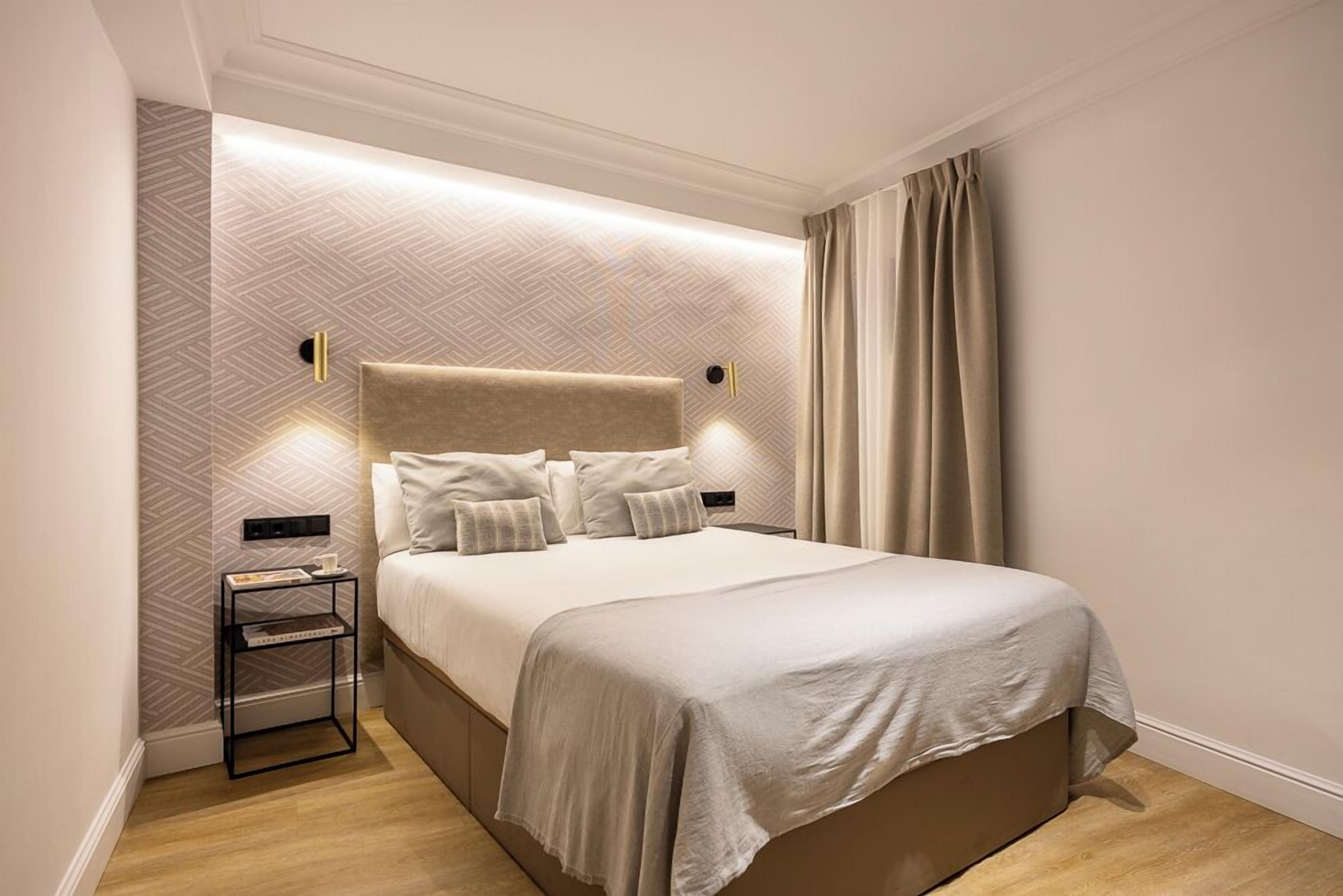 Espacio para trabajar con laptop y cortinas blackout 