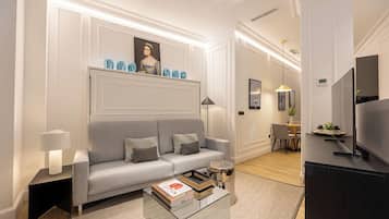 غرفة ديلوكس مزدوجة أو بسريرين منفصلين | منطقة المعيشة | تلفزيون ذكي بحجم 42-بوصة يعرض قنوات تلفزيونية رقمية