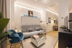 غرفة ديلوكس مزدوجة أو بسريرين منفصلين | منطقة المعيشة | تلفزيون ذكي بحجم 42-بوصة يعرض قنوات تلفزيونية رقمية