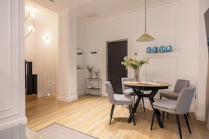 Family Room | Living area | 42-inch Smart TV with digital channels - Edmond Vibes Puerta del Sol (Madrid)