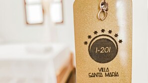A keychain with a hotel name and room number. - Hotel Villa Santa Maria  (Santa Fe de Antioquia)
