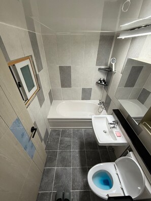 Casa | Baño | Tina con regadera, amenidades de baño gratuitas, secadora de cabello