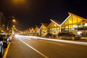 A street lined with modern buildings, vehicles, and streetlights at night. - Zhoushan Shenjiamen Zhongjing Hotel(Banshengdong Passenger Terminal Branch) (Zhoushan)