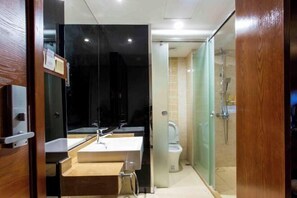 A modern bathroom with a mirror, two sinks, a toilet, and a glass shower enclosure. - Zhoushan Shenjiamen Zhongjing Hotel(Banshengdong Passenger Terminal Branch) (Zhoushan)