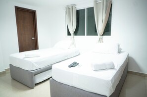 2 habitaciones, tabla de planchar con plancha y ropa de cama 