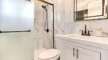 Regadera, toallas, jabón, papel de baño