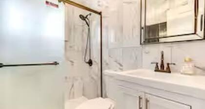 3-bedroom house in welcoming Columbus with WiFi, AC