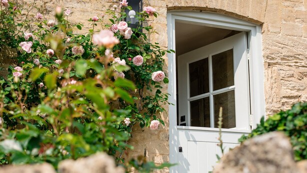 A stone building with a white door and window. - Pickett Cottage - Pet friendly near Northleach (Northleach)