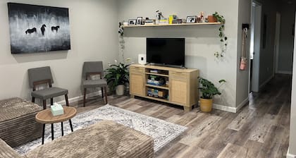 Cozy Bungalow close to downtown High Springs.