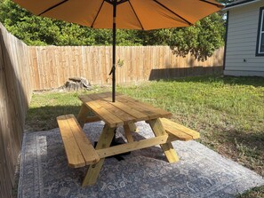 Outdoor dining - Cozy Bungalow close to downtown High Springs. (High Springs)