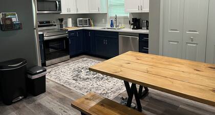 Cozy Bungalow close to downtown High Springs.