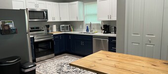 Cozy Bungalow close to downtown High Springs.