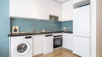 Habitación estándar con 1 cama doble o 2 individuales | Cocina privada | Frigorífico grande, microondas, horno y placa de cocina
