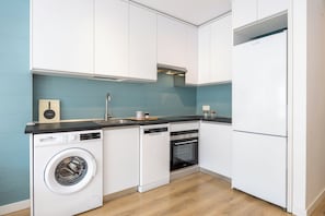 Standaard kamer, 1 twee- of 2 eenpersoonsbedden | Privékeuken | Een koelkast/vriezer, een magnetron, een oven, een kookplaat