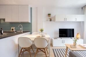 Familiekamer, 1 twee- of 2 eenpersoonsbedden | Privékeuken | Een koelkast/vriezer, een magnetron, een oven, een kookplaat
