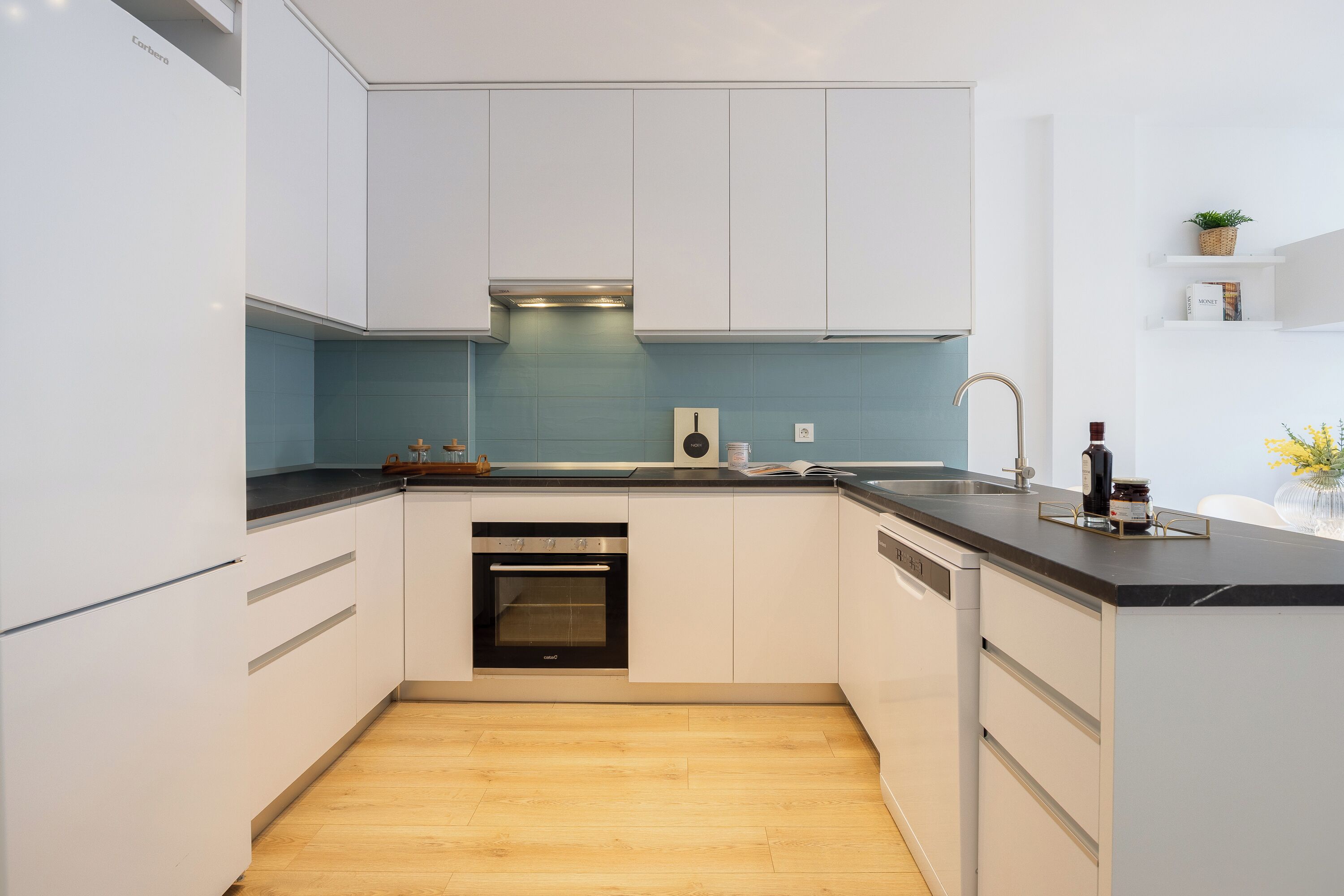 家庭双人房或双床房 | 私人厨房 | 大冰箱、微波炉、烤箱、炉灶