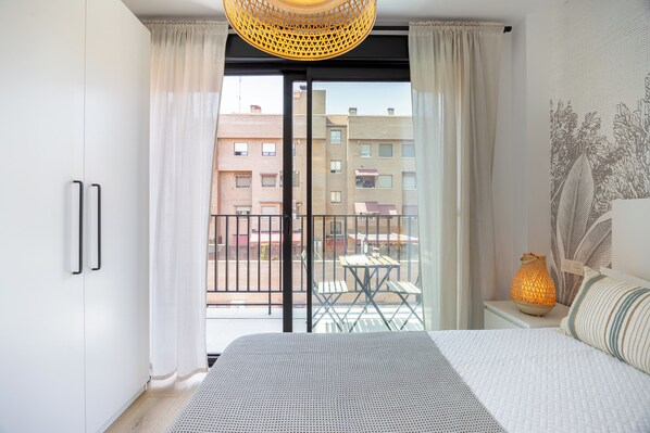 Laptop workspace, iron/ironing board, free WiFi