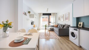 A modern apartment with a dining area, living room, and kitchen. - Edmond Vibes Airport - Ifema Hub (Madrid)