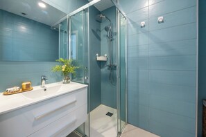 Standard Double or Twin Room | Bathroom | Shower, hair dryer, towels, soap - Edmond Vibes Airport - Ifema Hub (Madrid)