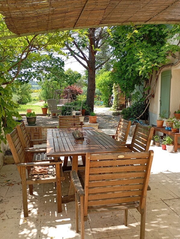 تناول الطعام بالخارج