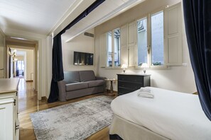 3 quartos, ferros/tábuas de passar roupa, berço de viagem