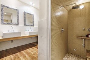 Douche, baignoire à jets, sèche-cheveux, bidet