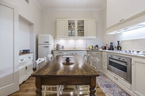 Mikrowelle, Ofen, Herdplatte, Geschirrspüler