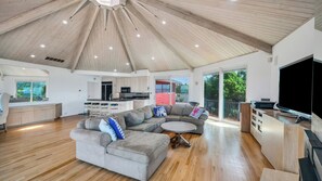 Smart TV, chimenea y estéreo 