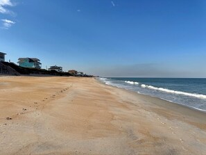 Plage à proximité, chaises longues, serviettes de plage