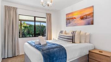 3 bedrooms, desk, iron/ironing board, free WiFi