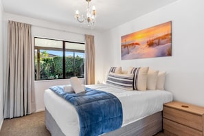 3 bedrooms, desk, iron/ironing board, free WiFi