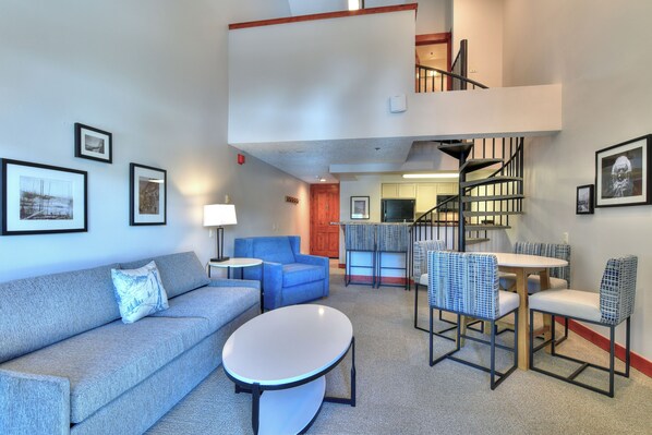 Smart-TV, Kamin, DVD-Player, Bücher