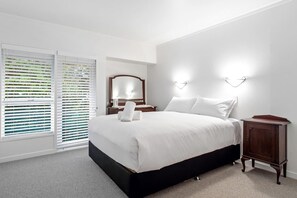 2 bedrooms, desk, iron/ironing board, WiFi - Sunny Coastal Townhouse| by Furnished Rentals (Auckland)