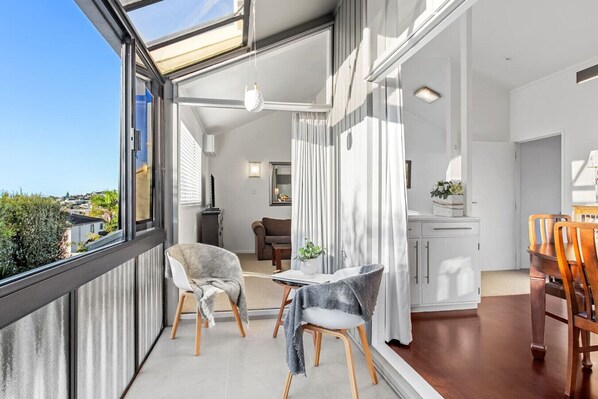 TV - Sunny Coastal Townhouse| by Furnished Rentals (Auckland)